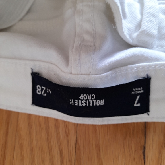 Hollister Distressed Crop Jeans in White - Picture 6 of 9